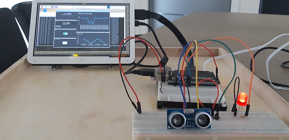<b>Рис. 11 </b>Фото запущенного приложения вместе с Raspberry Pi и другими компонентами