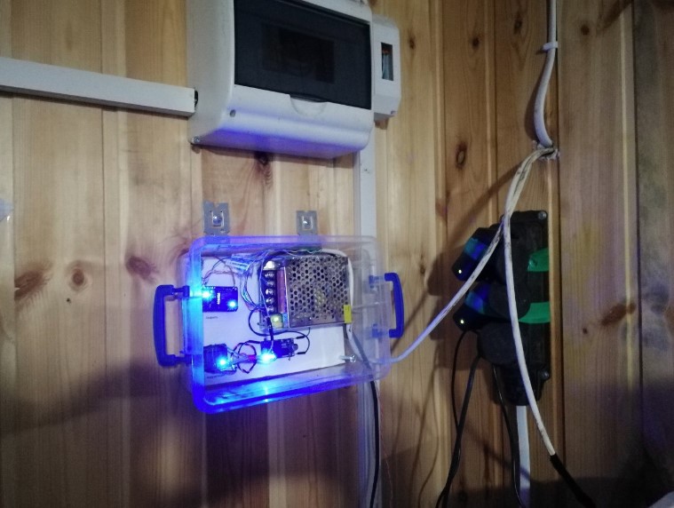 Моя коробочка с кишками от метеостанции. Блок питания, выпрямитель и 2 ESP8266.