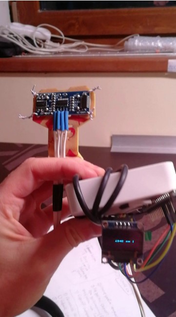 Ультразвуковой дальномер HC-SR04, LED-дисплей, Arduino, Power Bank. Каждые полсекунды показывает на табло текущее расстояние в сантиметрах.