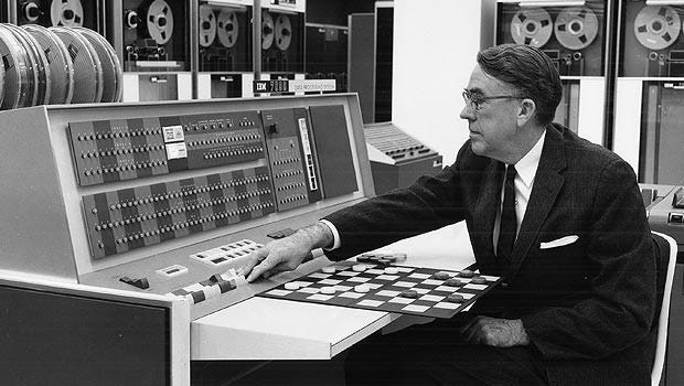 ИИ-компьютер Артура Самуэля был обучен играть в шашки